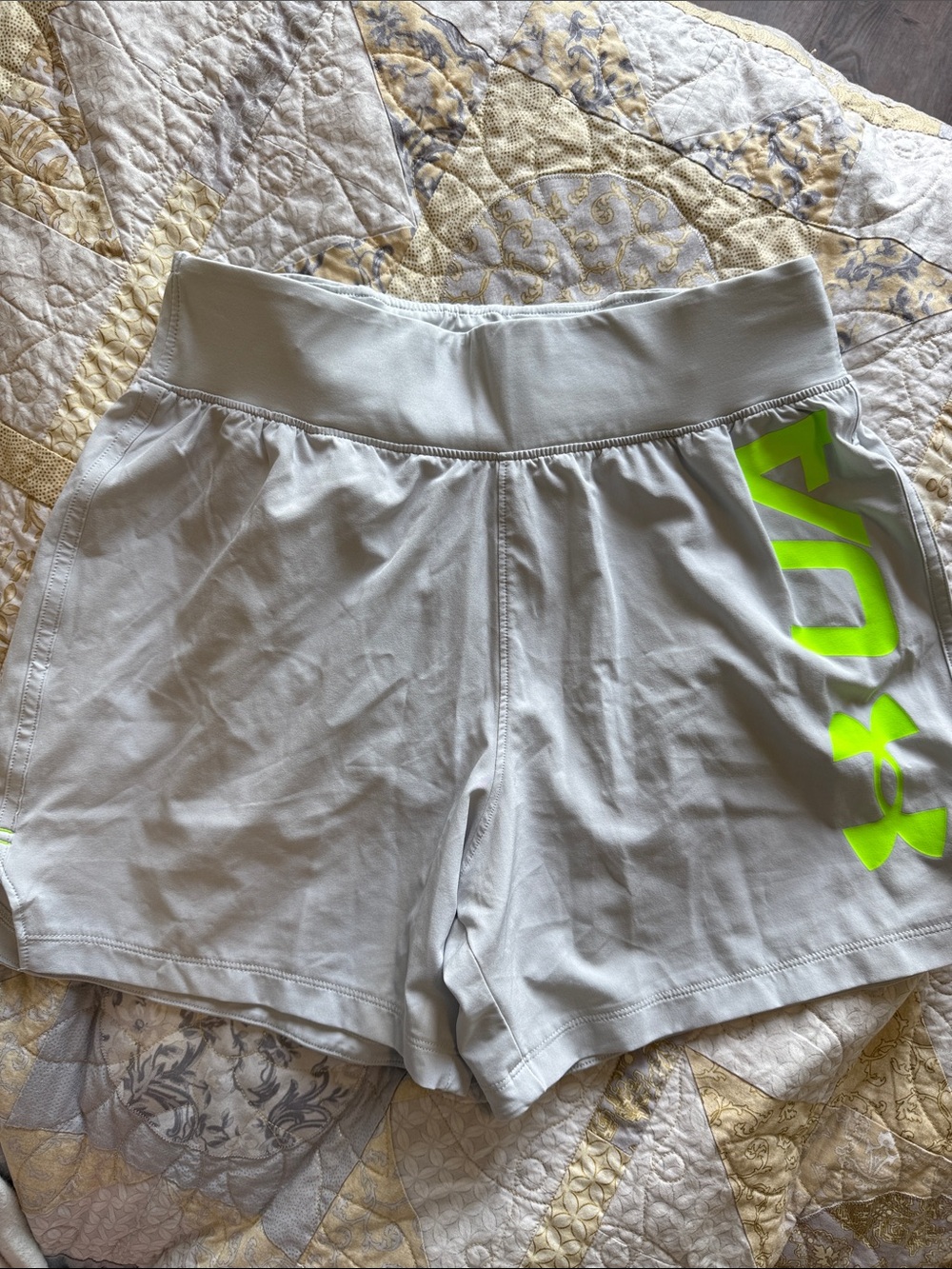 💛2/$20 Under Armour Size small Light Gray Athletic Shorts
